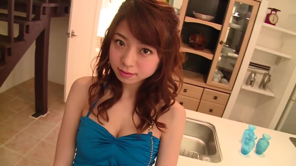 【中村静香】ぷるぷる揺れる柔らかFカップバスト美女のセーラー服姿