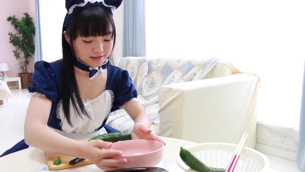 【見上瑠那】競泳水着＆制服姿＆可愛い猫耳メイドコスプレ